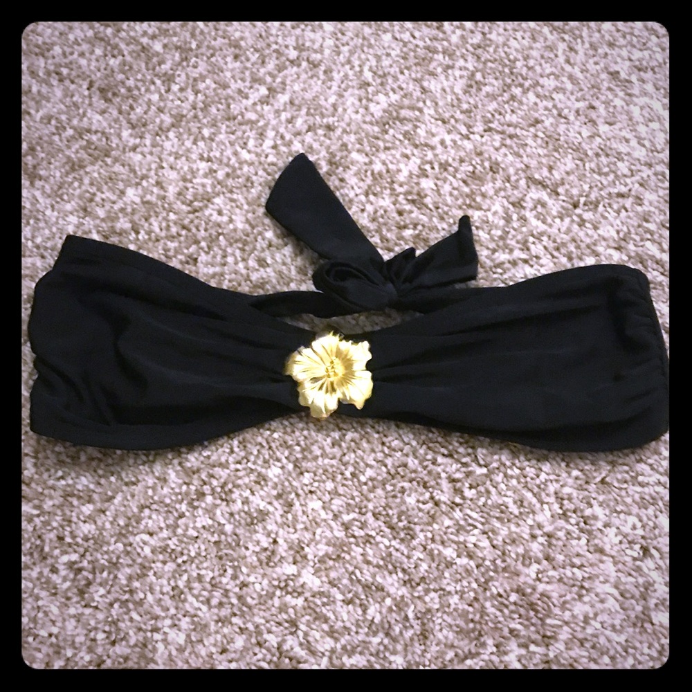 Black bikini top with hibiscus 🌺 embellishment